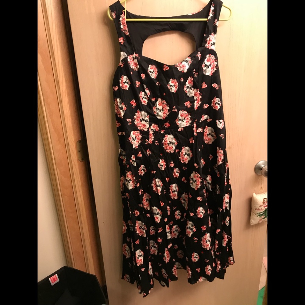 Skull and flowers dress 💀 💐